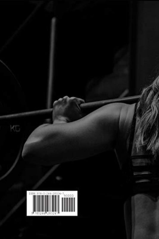 Een zwart-witfoto van een fitnessliefhebber die de Just Barbell - Power Through optilt tijdens haar trainingsroutine.