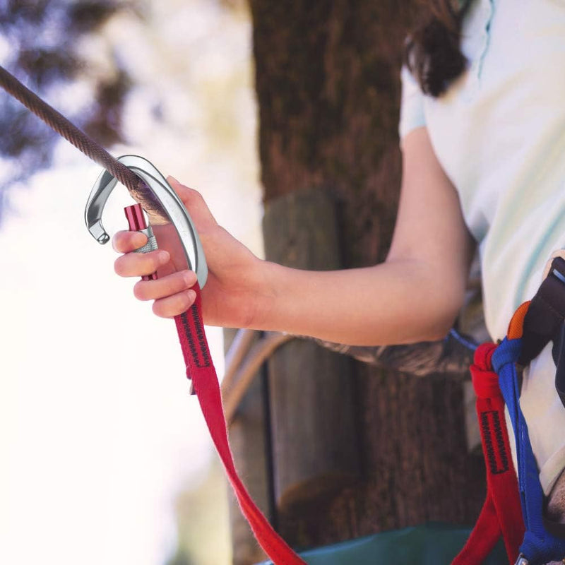 Laad afbeelding in Galerijviewer, Een meisje dat een touw veilig aan een boom vasthoudt met behulp van de Ontdek de ultieme karabijnhaak van aluminium.
