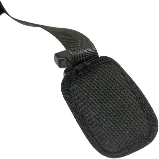 Een zwarte tas met daaraan een Eenvoudig en comfortabel: draagriem voor kajaksurfplank, geschikt voor watersportuitrusting.