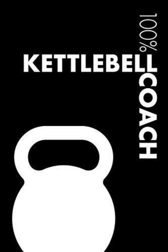 Grafisch ontwerp van een Kettlebell Coach Notebook met de tekst "100% kettlebell coach notebook" in vetgedrukte letters.
