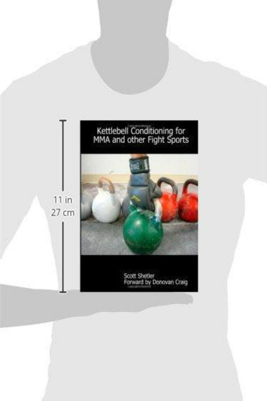 Boekomslag van "Kettlebell Conditioning for MMA and Other Fight Sports" van Scott Shetler met verschillende gekleurde kettlebells ervoor.