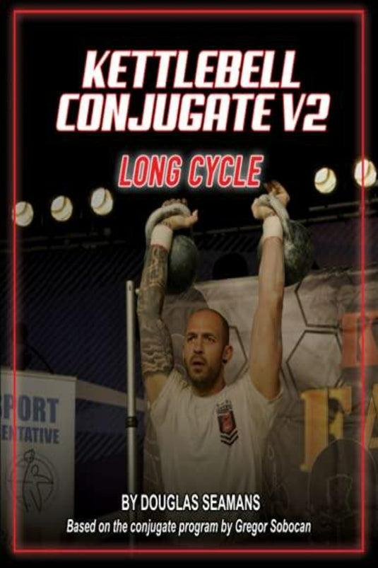 Boekomslag voor "Kettlebell Conjugate V2: Long Cycle" met een man die een kettlebell boven zijn hoofd tilt, met een sportschoolachtergrond.