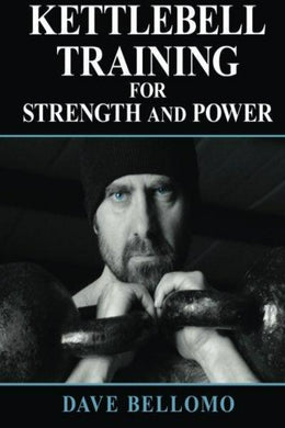 Man met Kettlebell-training: voor kracht en kracht, met een gerichte uitdrukking, die reclame maakt voor een boek over Kettlebell-training voor meer kracht en kracht.