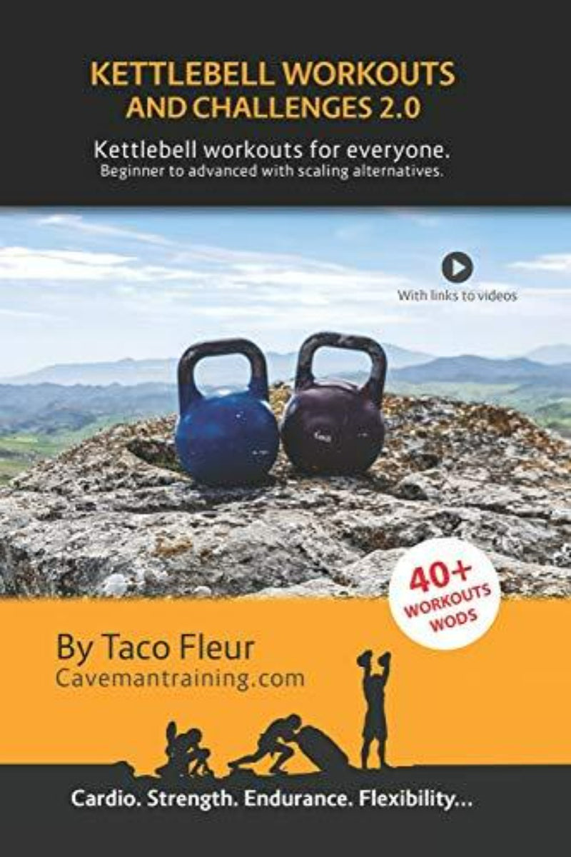 Laad afbeelding in Galerijviewer, Een omslag van een trainingsboek met de titel &quot;Kettlebell Workouts and Challenges 2.0&quot; van Cavemantraining.com, met twee kettlebells op een rotsachtig oppervlak met een bergachtige achtergrond, met reclame erop.

