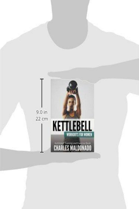 Persoon die een boek vasthoudt met de titel "Kettlebell Workouts For Women: Kettlebell Training and Exercise Book" van Charles Maldonado; boekformaat aangegeven met een afmeting van 22 cm aan de linkerkant
