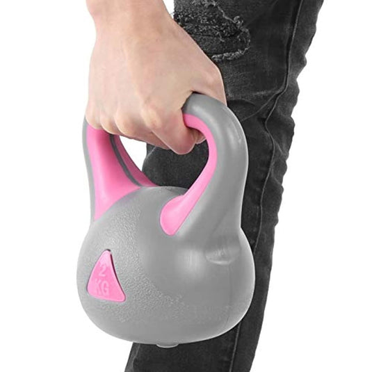Een fitnessliefhebber die een Ontdek de kracht van kettlebell oefeningen vastpakt, maakte kennis met deze 2KG kettlebell met roze handvatten, die hun spieren laten zien.