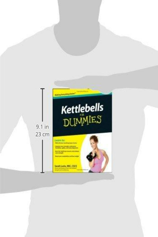Een illustratie van een persoon die een boek vasthoudt met de titel "Kettlebells For Dummies" met de afmetingen aan de linkerkant.