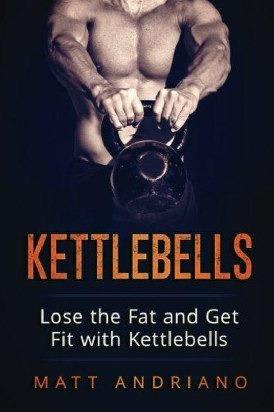 Een persoon met een gespierde torso die Kettlebells vasthoudt: verlies het vet en word fit met Kettlebells, met een boektitel-overlay met de tekst "Kettlebell Workouts: Lose the Fat and Get Fit with Kettlebells" door Matt And