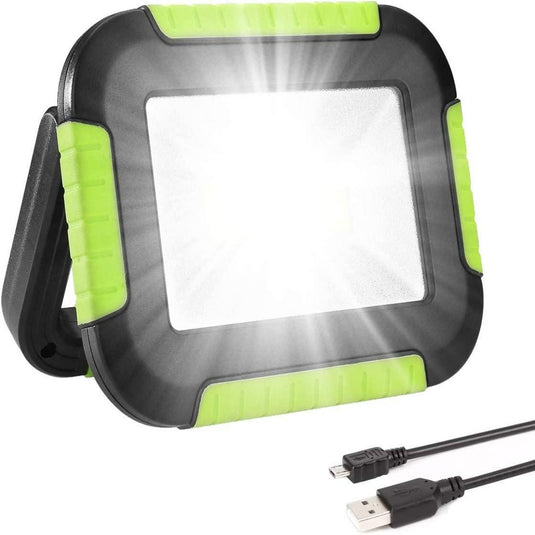 Een universele groen-zwarte LED-schijnwerper met USB-kabel, perfect voor op de camping.