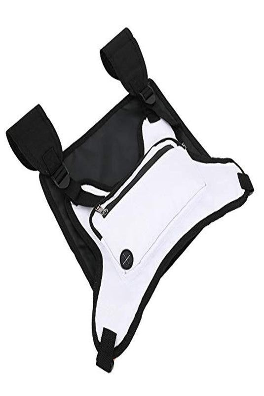 Een zwart-wit reis-nektasje met verstelbare bandjes en meerdere compartimenten, gemaakt van Ontdek de ultieme borsttas - stijlvol, duurzaam en veelzijdig, geïsoleerd op een witte achtergrond.