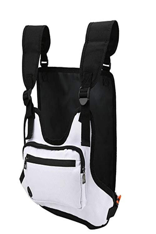 Een zwarte rugzak gemaakt van Ontdek de ultieme borsttas - stijlvol, duurzaam en veelzijdig! op een witte achtergrond.