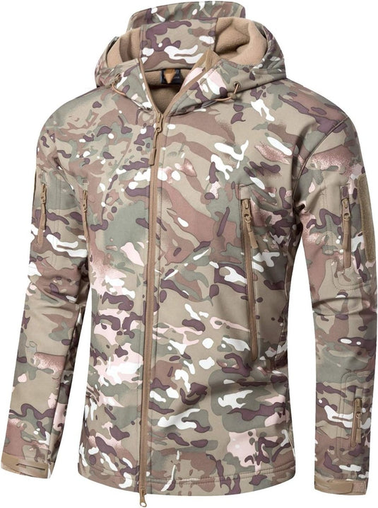 Camouflage tactische heren softshell jas met capuchon, voorzien van meerdere zakken en een ritssluiting aan de voorkant.