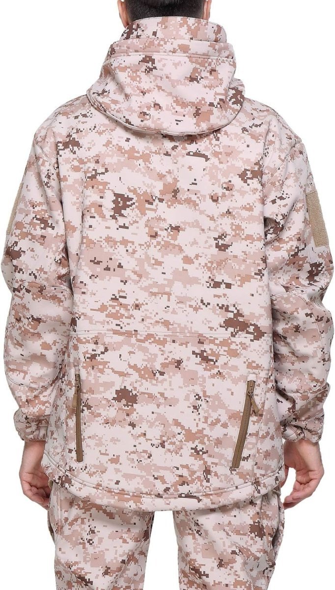 Load image into Gallery viewer, Persoon van achteren gezien draagt een Camouflage tactische heren softshell jas met een digitale woestijncamouflage en capuchon.
