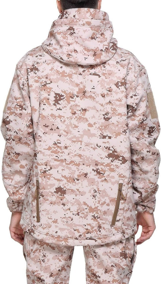 Persoon vanaf de achterkant draagt een camouflage tactische heren softshell jas met capuchon.