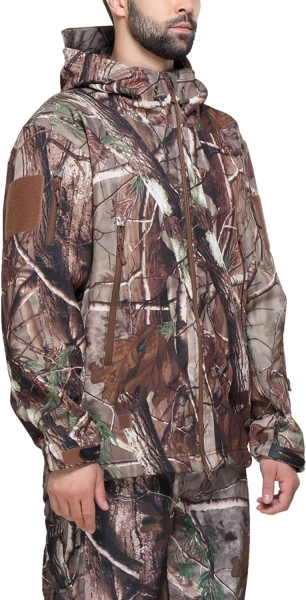 Load image into Gallery viewer, Man met een camouflage tactische heren softshell jas met capuchon ontworpen voor buitenavonturen.
