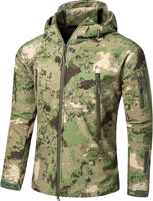 Olijf en bruine Camouflage tactische heren softshell jas met capuchon, voorzien van zakken met ritssluiting, verstelbare manchetten en een ademend, waterdicht ontwerp.