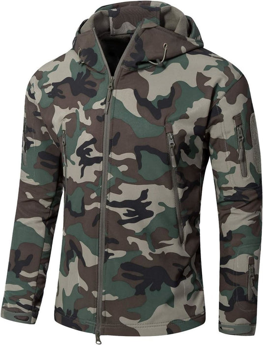 Zin met productnaam: Een camouflage tactische heren softshell jas met een capuchon en ritszakken, weergegeven tegen een witte achtergrond.