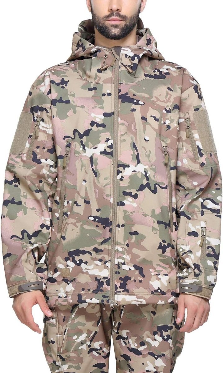 Load image into Gallery viewer, Man met een camouflage tactische heren softshell jas met meerdere zakken, een capuchon en klittenbandpatches op de mouwen.
