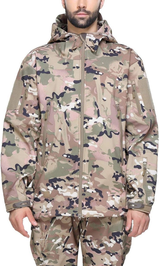 Man met een camouflage tactische heren softshell jas met meerdere zakken, een capuchon en klittenbandpatches op de mouwen.