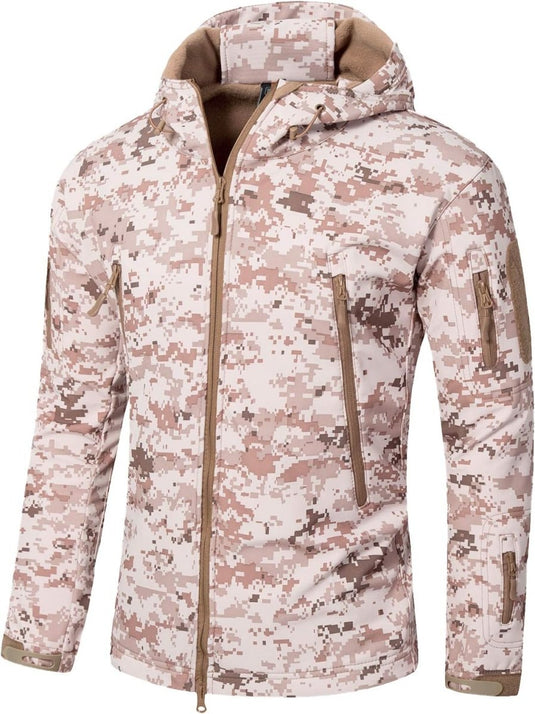 Een camouflage tactische heren softshell jas met capuchon en meerdere zakken met ritssluiting, weergegeven tegen een witte achtergrond.