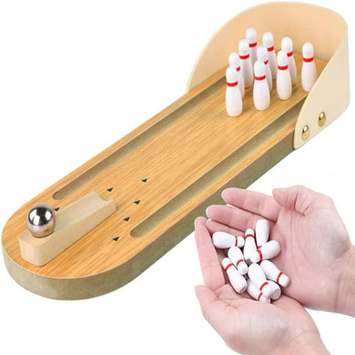 Miniatuur houten bowlingset met kegels en metalen bal.