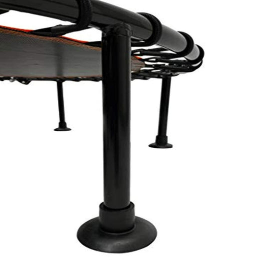 Verstelbare zwarte bureaustoelpoot met mini-fitnesstrampoline voor cardio en wielen op een witte achtergrond.
