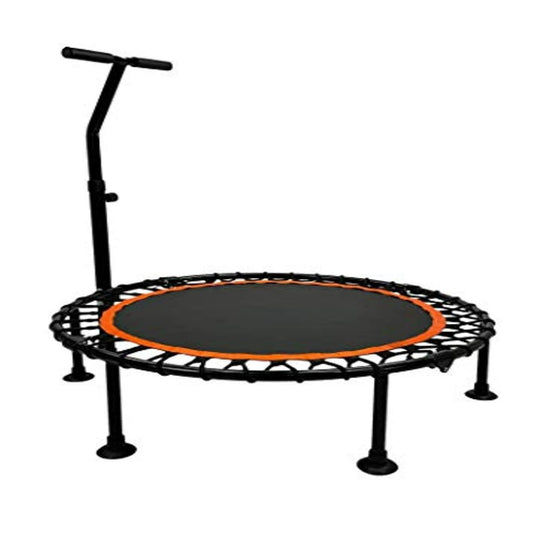 Een zwart-oranje mini-fitnesstrampoline voor cardio en krachttraining is afgebeeld op een witte achtergrond en is een uitstekende optie voor gewichtsverlies en cardiotraining.