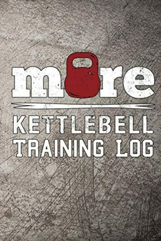 Tekst "Meer Kettlebell Training Log: Workout Tracker" over een rode kettlebell-afbeelding op een gestructureerde grijze achtergrond.