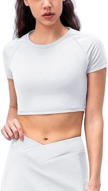 Vrouw, gekleed in een witte Naadloze fitness crop-top voor dames en een broek met hoge taille.