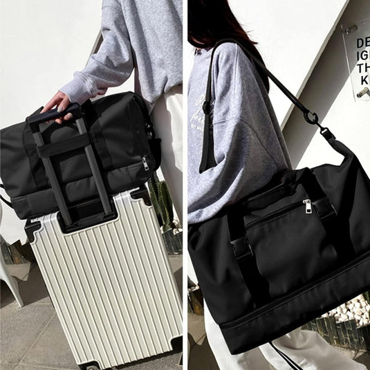 Twee afbeeldingen tonen een persoon die een Onmisbare sporttas voor je volgende avontuur vasthoudt: de ene met de tas in de hand en de andere met deze over de schouder.