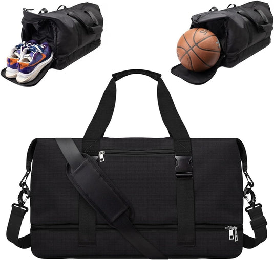Drie Onmisbare sporttassen; een zwarte plunjezak met schoenen en een basketbal, en een gestructureerde zwarte messengertas met grote capaciteit.