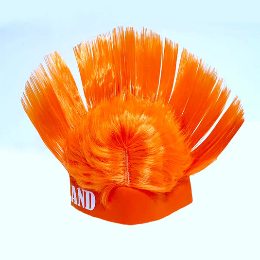 Een Oranje Holland hanenkam pruik met oranje veren erop, perfect voor Nederlandse supporters.