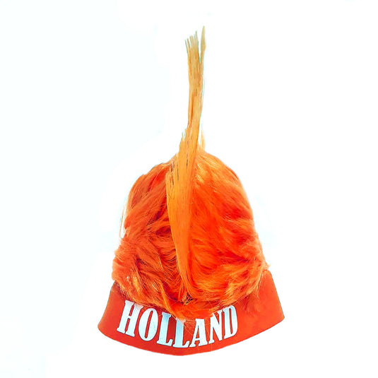 Laat je trots zien met de Laat je trots zien met de Laat je trots zien met de oranje Holland hanenkam pruik met "holland" geschreven op de hoofdband tegen een witte achtergrond.