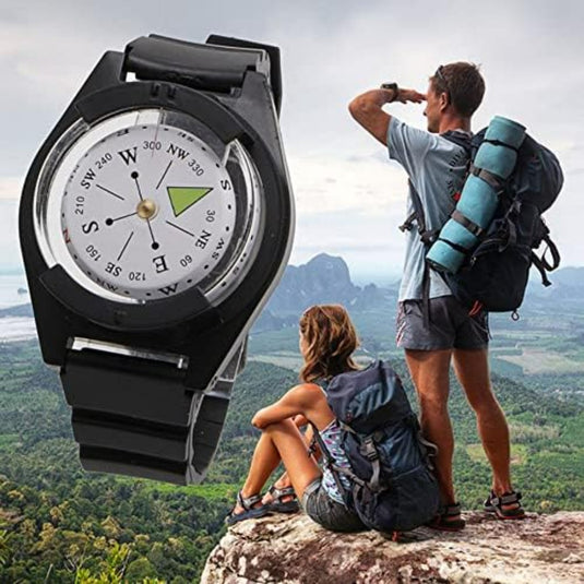Een man en vrouw staan op de top van een berg met een overdekt polskompas: Nauwkeurige navigatie in alle weersomstandigheden voor nauwkeurige navigatie.
