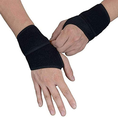 Twee handen met verstelbare polssteun voor sportbescherming tegen een witte achtergrond.