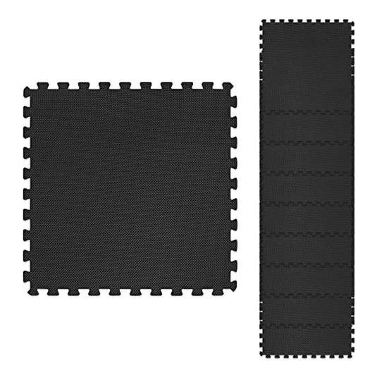 Een set zwarte rubberen matten met antislipoppervlak op een witte achtergrond: Creëer een veilige trainingsruimte met onze zwarte rubbermatten met een antisliplaag op een witte achtergrond - Comfort gecombineerd met bescherming!