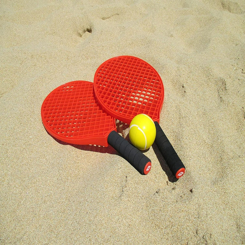 Laad afbeelding in Galerijviewer, Geniet van eindeloos plezier met onze complete racketset voor geweldige wedstrijden met twee tennisrackets en een tennisbal op het zand.
