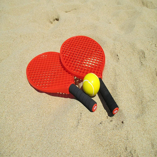 Geniet van eindeloos plezier met onze complete racketset voor geweldige wedstrijden met twee tennisrackets en een tennisbal op het zand.