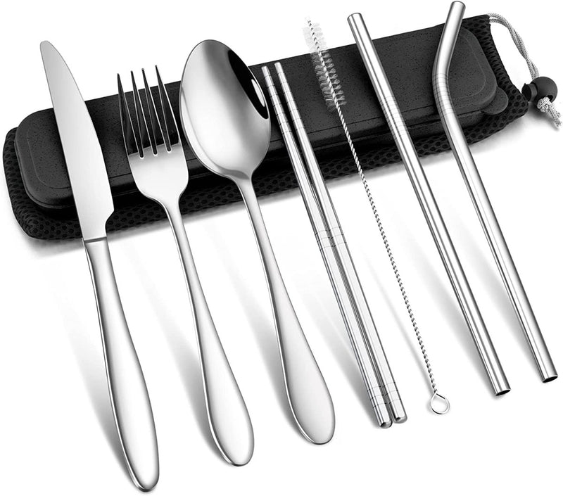 Laad afbeelding in Galerijviewer, Negendelige roestvrijstalen Campingbestek-set, bestaande uit een mes, vork, twee lepels, een recht rietje, een gebogen rietje en een schoonmaakborstel. Ideaal voor kamperen.
