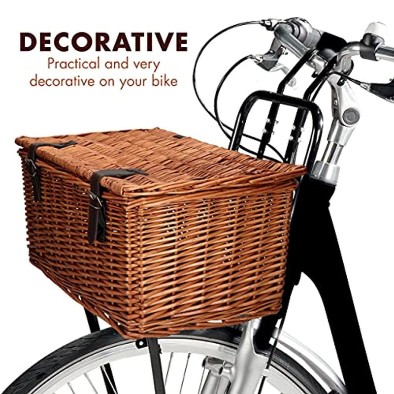 Laad afbeelding in Galerijviewer, Een Bruine rieten fietsmand - handig voor onderweg! op een fiets met de woorden decoratief en praktisch erop.
