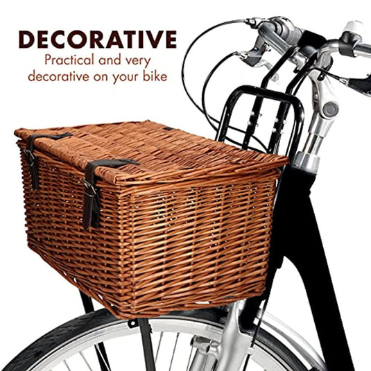 Een Bruine rieten fietsmand - handig voor onderweg! op een fiets met de woorden decoratief en praktisch erop.