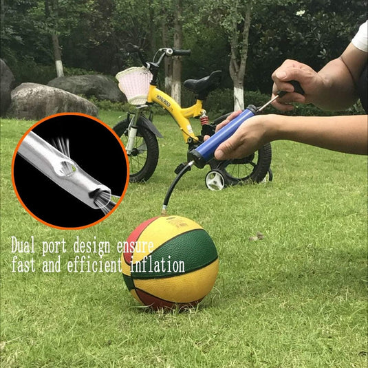 Een basketbal opblazen met een Roestvrijstalen ballenpomp naalden met een ontwerp met dubbele poort voor snel opblazen, met een kinderfiets geparkeerd op de achtergrond op gras.