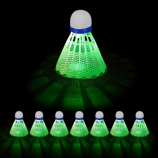 Een groep LED-verlichte badmintonshuttlesets op een zwarte achtergrond.