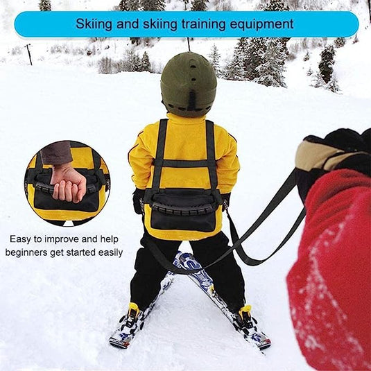 Een kind in een geel jasje houdt een skistok vast terwijl hij Optimaal Begeleid: Ons Skituigje Verzekert Veilig en Avontuurlijk Plezier! draagt.