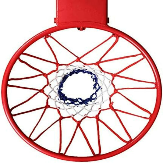 Een weerbestendig Sla je basketbaldoel niet in de oorlog met een versleten net met een professioneel nylon net op een witte achtergrond.
