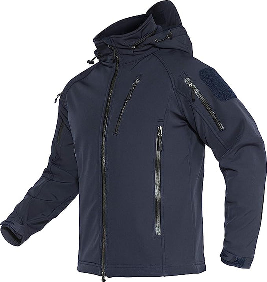 Blijf warm en droog in elke weersomstandigheid met de marineblauwe waterafstotende softshell jas met meerdere zakken met ritssluiting en een hoge kraag, weergegeven op een effen achtergrond.