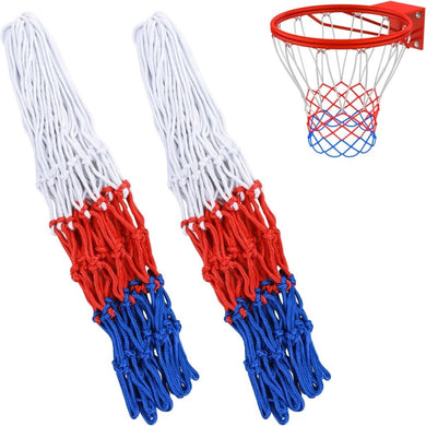 Twee rode, witte en blauwe basketbalnetten tot diep in de nacht met dit glow-in-the-dark basketbalnet en een basketbalring op een witte achtergrond.