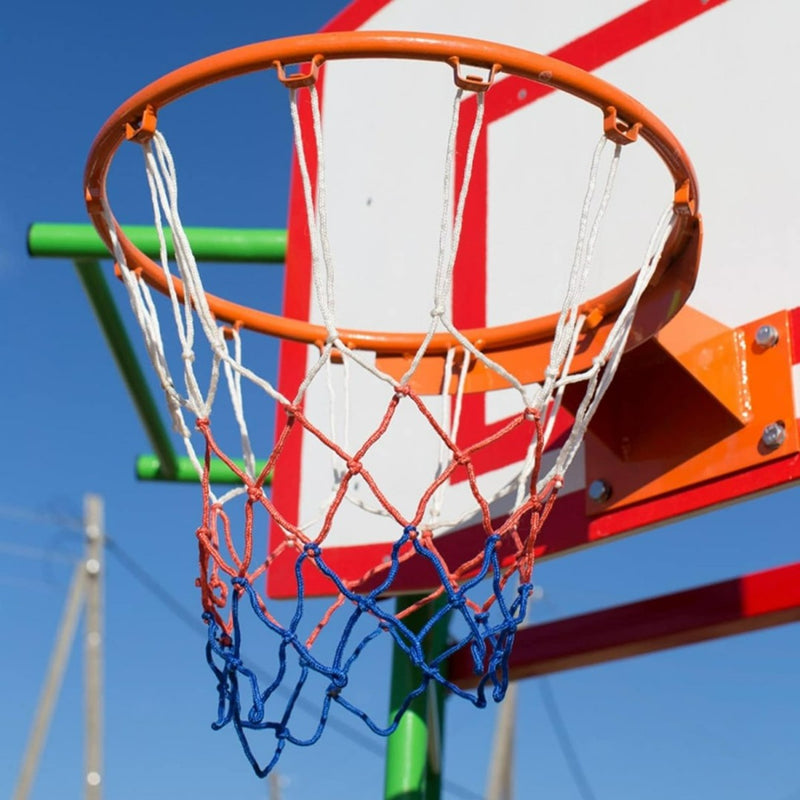 Load image into Gallery viewer, Een close-up van een veelkleurig glow-in-the-dark basketbalnet tegen een helderblauwe lucht.
Productnaam: Speel basketbal tot diep in de nacht met dit GlowCity basketbalnet
