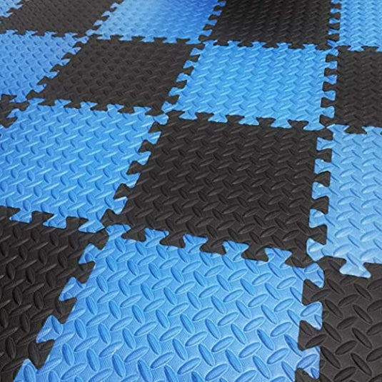Puzzelmatten met randstukken in een ruitpatroon van zwarte en blauwe kleuren, met antislipeigenschappen.