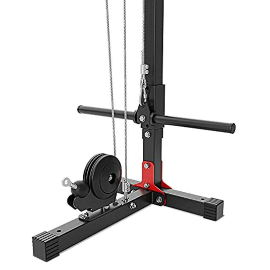 Een zwart-rode Sport-kabelcrossover-machine met een gewichtsbevestiging, een horizontale balk en stabiliserende voeten.